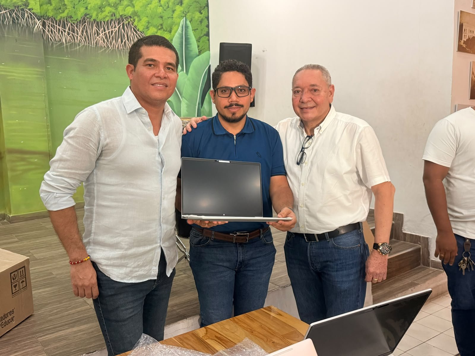 Entrega de computador portátil a la institución educativa